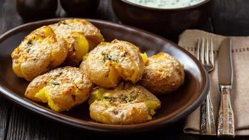 Papas smashed o papas rotas, delicia para hacer en casa. Papas smashed o papas rotas, delicia para hacer en casa.