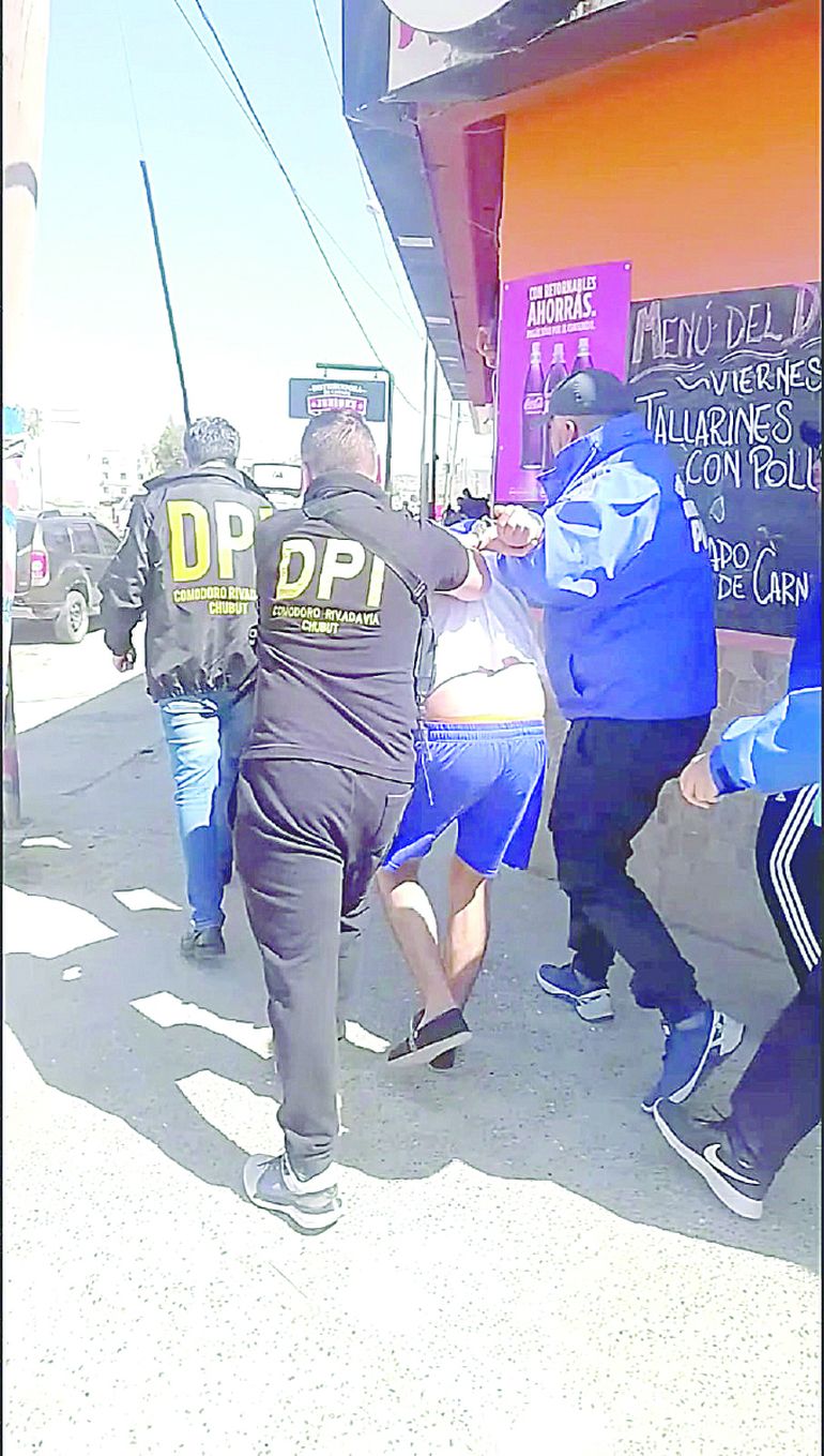 El momento en que personal de Delitos de Neuquén en conjunto con policías de Chubut trasladan a Godoy.