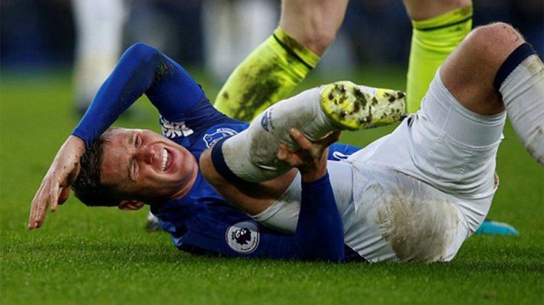 Quiso recuperar la pelota y terminó con una terrible lesión