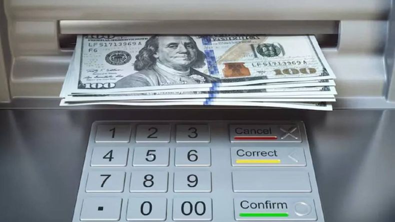 Cómo y cuántos dólares se pueden retirar por día en Argentina