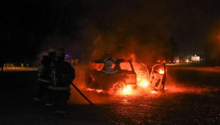 El vehículo resultó completamente destruido por el fuego. Ocurrió en General Roca. 