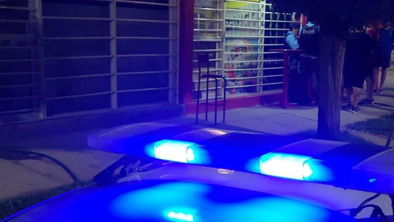 Violento asalto en un kiosco de Centenario: un adolescente hizo de campana