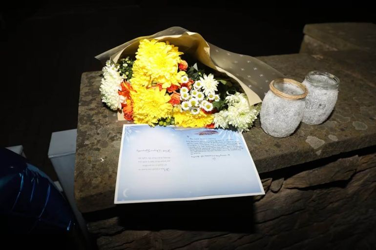 Los compañeros del adolescente asesinado lo homenajearon con un ramo de flores y un emotivo mensaje. Los compañeros del adolescente asesinado lo homenajearon con un ramo de flores y un emotivo mensaje.