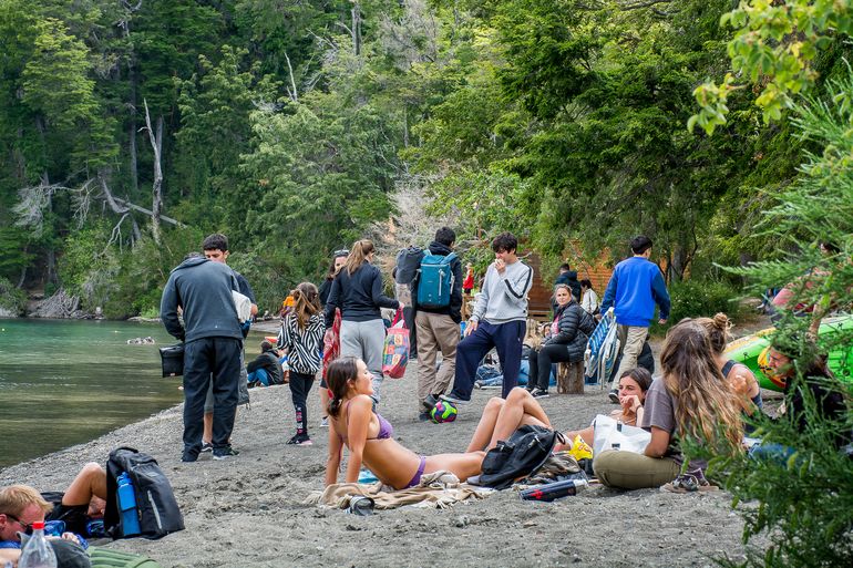 Acampar con amigos, repartir gastos en general es una triste estrategia que se piso de moda ante la crisis por la suba de los precios. Acampar con amigos, repartir gastos en general es una triste estrategia que se piso de moda ante la crisis por la suba de los precios.