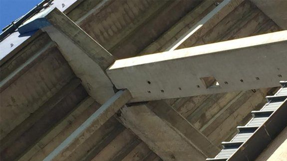 La imagen muestra la rotura en el concreto de la tribuna.