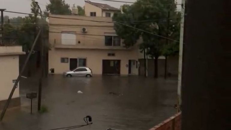 En medio del temporal, encuentran un cuerpo flotando en Valentín Alsina
