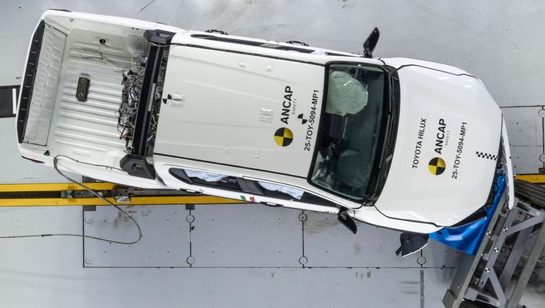 Prueba de choque de la nueva Toyota Hilux. Prueba de choque de la nueva Toyota Hilux.