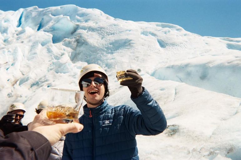 La menor de los Douglas fotografió un momento en el que brinda con su hermano con una bebida enfriada con hielo de la Patagonia