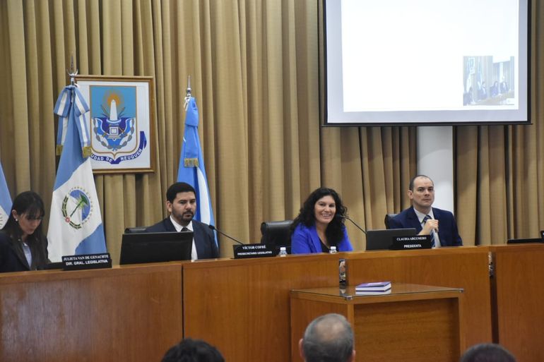 Claudia Argumero, presidiendo la última sesión del Concejo Deliberante, antes del receso. Claudia Argumero, presidiendo la última sesión del Concejo Deliberante, antes del receso.