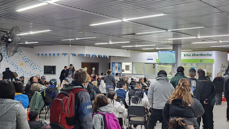 Piedra del Águila recibe a los turistas varados en albergues, gimnasios y la terminal