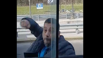 Los ocupantes del automóvil acusaban al chofer de haberlos encerrado en dos oportunidades mientras transitaban por una autopista. Los ocupantes del automóvil acusaban al chofer de haberlos encerrado en dos oportunidades mientras transitaban por una autopista.