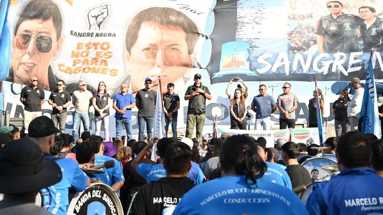 El Sindicato de Petroleros Privados de Río Negro, Neuquén y La Pampa reunió a más de 4.000 afiliados para definir un plan de lucha en defensa del empleo. | LM Neuquen El Sindicato de Petroleros Privados de Río Negro, Neuquén y La Pampa reunió a más de 4.000 afiliados para definir un plan de lucha en defensa del empleo.