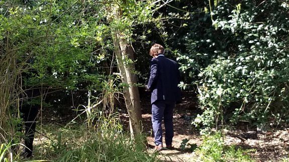 Dos personas que caminaban por una reserva ecológica hallaron al hombre.