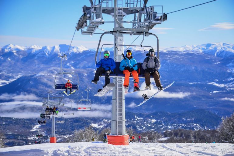 El esquí atrae todos los años al turismo extranjero en Chapelco.