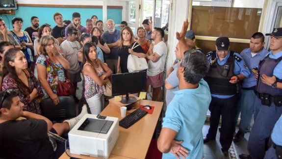 El frente de la Cooperativa de Servicios Públicos de Plottier fue escenario de la manifestación de un grupo de vecinos indignados por el corte de luz.