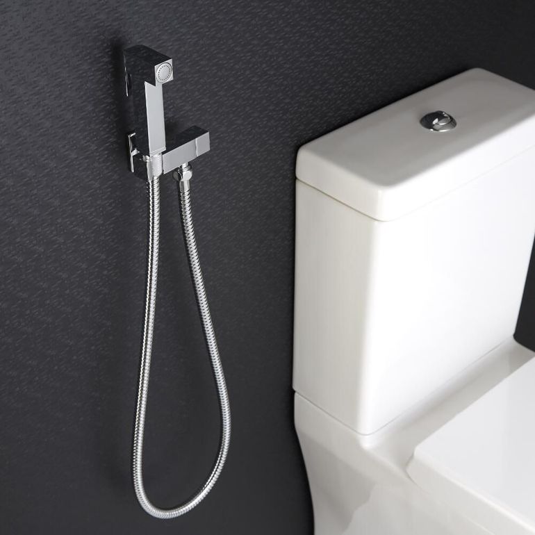 La ducha higiénica ocupa mucho menos espacio que el bidet.  La ducha higiénica ocupa mucho menos espacio que el bidet.