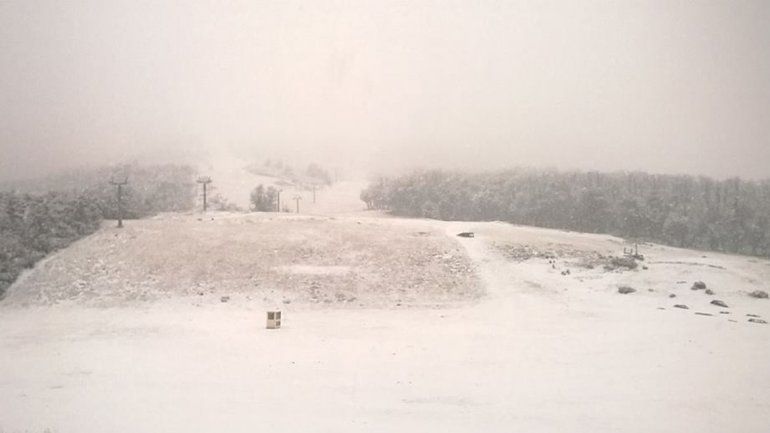 El Cerro Chapelco amaneció con un manto blanco