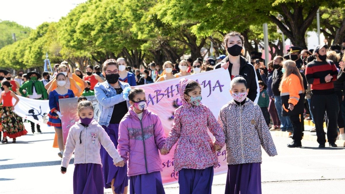 Cutral Co celebró su aniversario con un desfile colorido