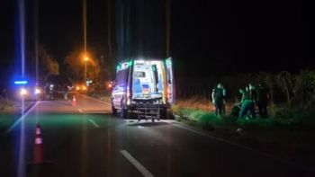Personal policial, peritos y una ambulancia trabajaron durante la noche en la zona del impacto. Personal policial, peritos y una ambulancia trabajaron durante la noche en la zona del impacto.