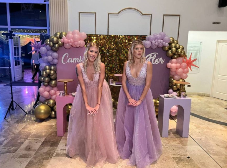 Las agasajadas lucieron vestidos idénticos, en rosa pastel para Camila y en lila para Flor.