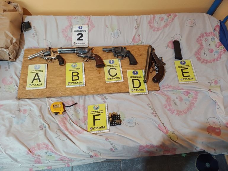 Armas secuestradas a la banda del Porteño. Armas secuestradas a la banda del Porteño.