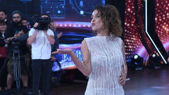 pampita, con su mejor cara, hablo de todo