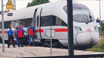 El operador del servicio manifestó su agradecimiento a los pasajeros que detuvieron al atacante en el tren de Alemania. Foto: EinsatzReport24 El operador del servicio manifestó su agradecimiento a los pasajeros que detuvieron al atacante en el tren de Alemania. Foto: EinsatzReport24