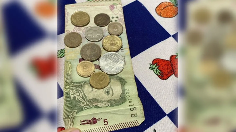 Video viral: nene ahorró durante años y solo le alcanzó para 12 paquetes de figuritas