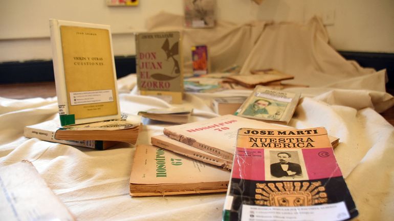 La instalación artística cuenta con unos 40 títulos que fueron prohibidos durante los años de dictadura. La instalación artística cuenta con unos 40 títulos que fueron prohibidos durante los años de dictadura.