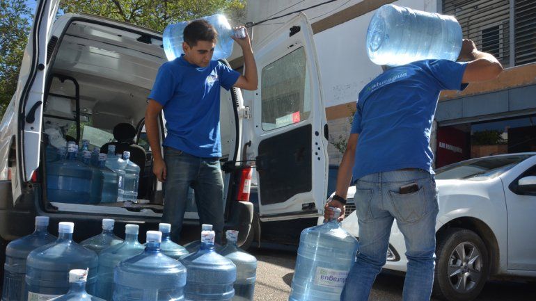 Los distribuidores de agua reconocen que hubo un aumento muy importante en la demanda. La gente tiene miedo de tomar agua contaminada.
