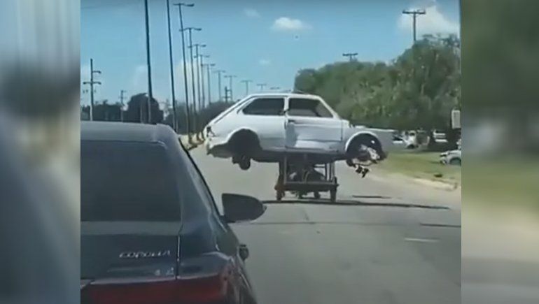 Video: transportó el chasis de un Fiat 147 en una moto con carrito
