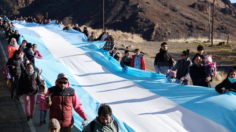 ¿La bandera más larga del país está en la Patagonia?: el emocionante trabajo de un pueblo cordillerano