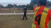 al limite: en medio de protestas al arbitro, un policia saco su arma en una cancha al limite: en medio de protestas al arbitro, un policia saco su arma en una cancha
