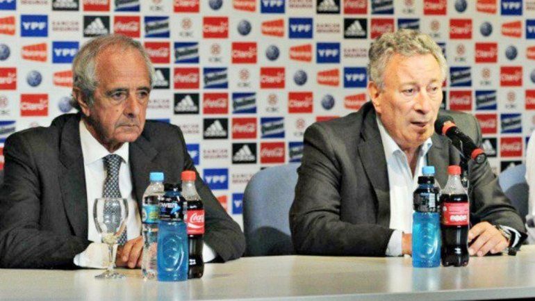 Caras de pocos amigos entre el presidente de River y el de la AFA en las elecciones frustradas del 3 de diciembre.