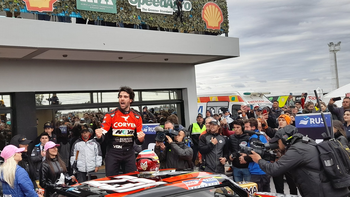 El momento en el que Manu se ubica en el lugar del ganador. El momento en el que Manu se ubica en el lugar del ganador.