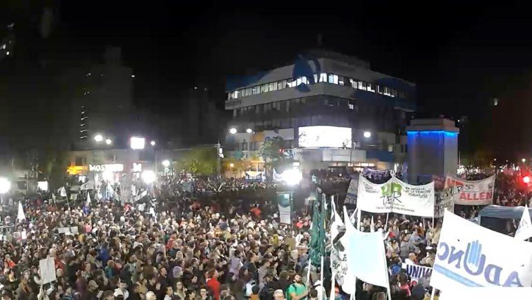 Marcha a favor de la UNCo en Neuquén el 23 de abril. Marcha a favor de la UNCo en Neuquén el 23 de abril.