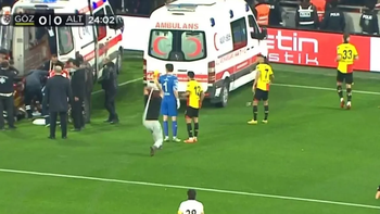 video: hincha invasor ataco a palazos al arquero y lo mando al hospital video: hincha invasor ataco a palazos al arquero y lo mando al hospital