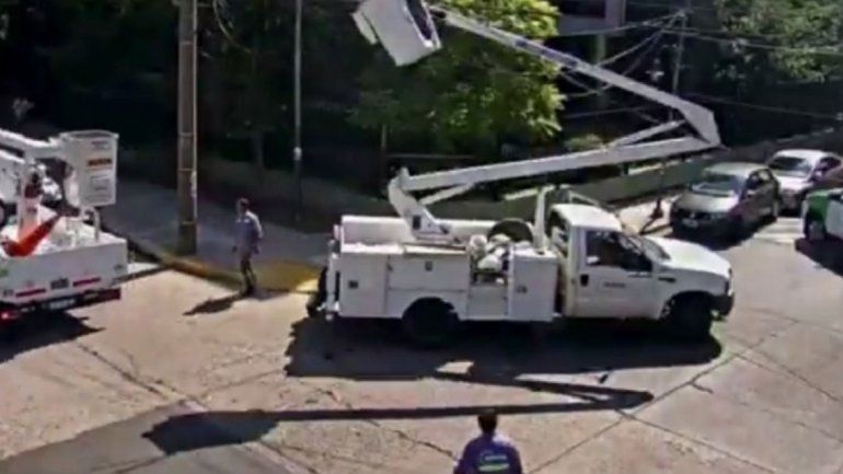 Furioso, un conductor movió una grúa y casi mata a un operario: quedó libre