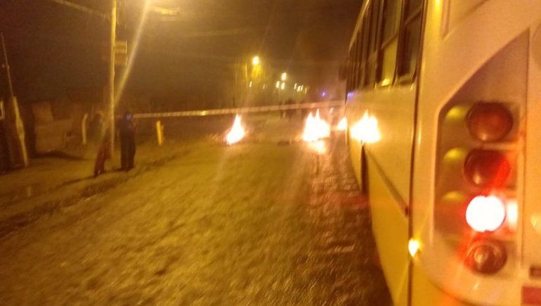 Por falta de luz, vecinos de Almafuerte II tomaron un colectivo