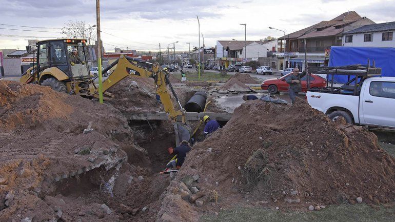 Cinco barrios con problemas de agua por una rotura