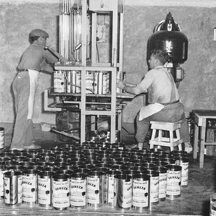 1958 - 1962: La producción se multiplica. La planta de AGD aumentó su capacidad a 250 toneladas diarias. Lanzó sus primeras marcas de aceite refinado: Deheza, Gacela y La Batelera. Foto: AGD 1958 - 1962: La producción se multiplica. La planta de AGD aumentó su capacidad a 250 toneladas diarias. Lanzó sus primeras marcas de aceite refinado: Deheza, Gacela y La Batelera. Foto: AGD