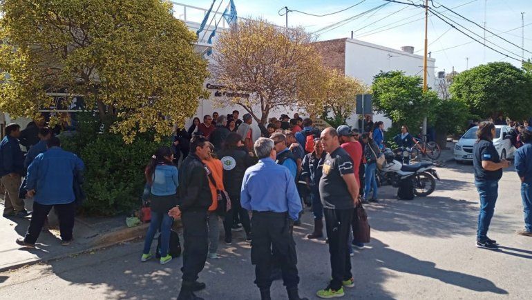 Municipales se quedan sin aumento y sube la tensión en Centenario