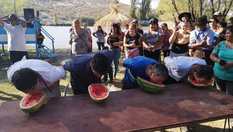 Bajada del Agrio: el extraño concurso comesandías que se llevó la atención de todos