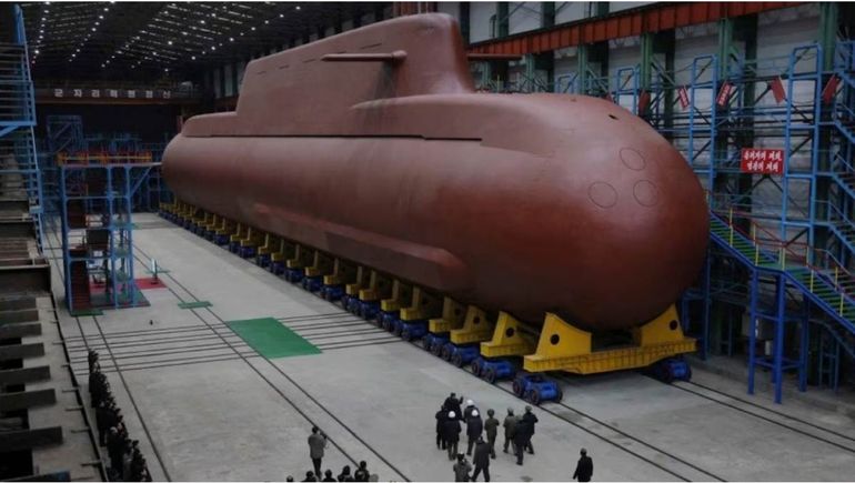 El submarino presentado por de Corea del Norte pesa 8700 toneladas y es una embarcación de propulsión nuclear.