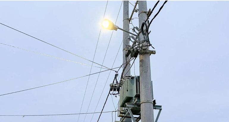 En un operativo de mediados de 2023 en una zona carenciada, la cooperativa eléctrica de Trelew detectó conexiones clandestinas que abastecían a más de 1.500 usuarios. En un operativo de mediados de 2023 en una zona carenciada, la cooperativa eléctrica de Trelew detectó conexiones clandestinas que abastecían a más de 1.500 usuarios. 