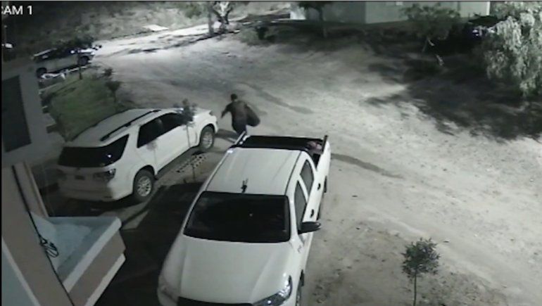 Dos robarruedas quedaron filmados cuando robaban en Área Centro Oeste