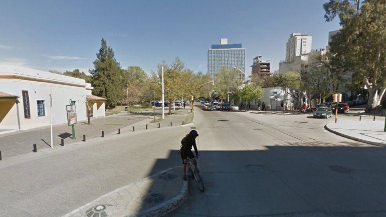 Con ayuda de los árboles, se robaron un auto en el centro