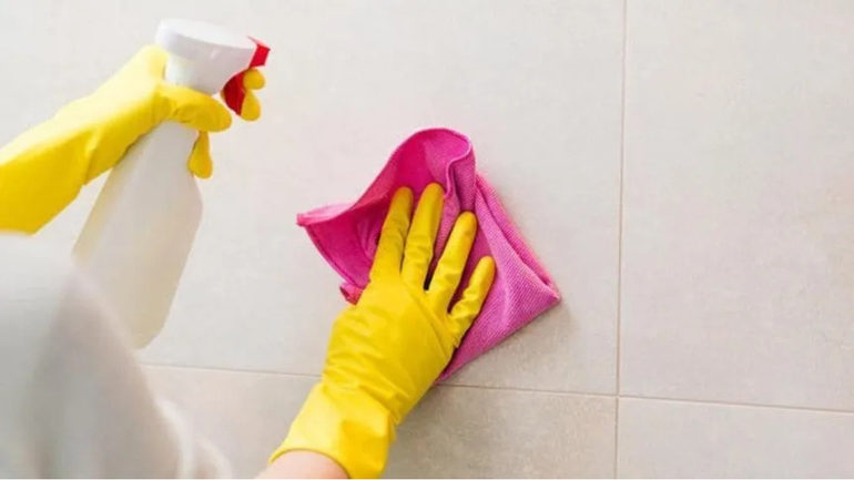 Sin jabón ni vinagre: el sencillo truco para limpiar los azulejos y que queden como nuevo