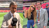 El momento en el que Marcelo Benedetto abandonó un móvil para sacarse una foto con Shakira. El momento en el que Marcelo Benedetto abandonó un móvil para sacarse una foto con Shakira.