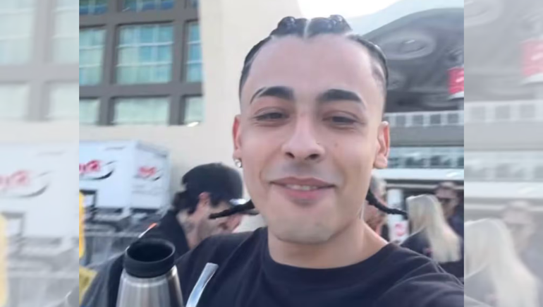 Trueno no pudo entrar a recibir su Latin Grammy.